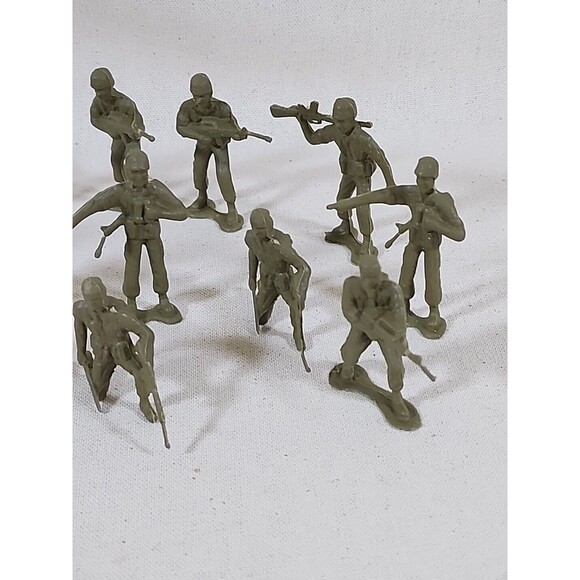 Vintage Lot Of 19 Military Plastic Toy Figures - Picture 5 of 10